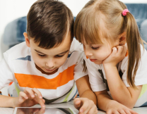 Πώς οι γονείς μπορούν να μειώσουν τον χρόνο οθόνης των παιδιών - Τι προτείνουν οι ειδικοί