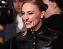 Η Σόφι Τέρνερ είναι χαρούμενη που έγινε μητέρα στα 23 της, γιατί τώρα δεν ανησυχεί για το βιολογικό της ρολόι