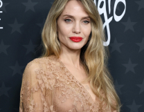 H Αντζελίνα Τζολί εξηγεί, γιατί αγαπάει τα σημάδια από τη διπλή μαστεκτομή - Και αυτό πρέπει να το διαβάσεις