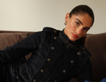 Το denim jacket από τα Stradivarius μοιάζει να ήρθε από το 2016 - Έχει γίνει viral, είναι cool και θα το λατρέψεις