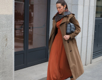 Το φόρεμα – σύμβολο των '90s επιστρέφει και ξέρουμε πώς θα το φορέσουν όλα τα It Girls