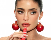 Η Κάιλι Τζένερ φόρεσε bra top από ρόδια για το λανσάρισμα του νέου Lip Butter της Kylie Cosmetics και έγινε viral