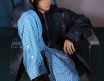 Παντελόνι με μανίκια πουκαμίσου ή το ανάποδο; - Η Loewe ξέρει πώς να γίνει viral