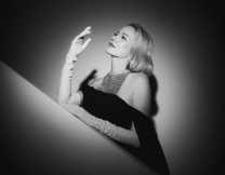 Η Ναόμι Γουότς αλά Τζάκι Κένεντι: Το Balenciaga φόρεμα και τα Cartier σκουλαρίκια αξίας άνω των 130.000 δολαρίων