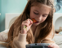 Παιδιά που περνούν πάνω από 4 ώρες/ημέρα σε οθόνες, διατρέχουν υψηλότερο κίνδυνο κατάθλιψης, σύμφωνα με νέα μελέτη