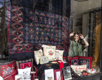 H Αλεξάνδρα Νεοφύτου στο Jennygr: «Η παράδοση δεν είναι κάτι ξένο, είμαστε εμείς οι ίδιοι και τη φέρουμε μέσα μας»