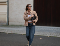 Το barrel jean από τα Cos που θα φορέσεις με sneakers και κομψά φλατ στο γραφείο – Βγαίνει σε 4 χρώματα 