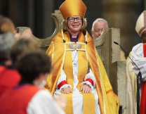 Η Σάρα Μάλαλι ανέλαβε την ηγεσία της Εκκλησίας της Αγγλίας – Γράφει ιστορία ως πρώτη γυναίκα σε αυτή τη θέση