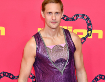 Ο Αλεξάντερ Σκάρσγκαρντ με top όλο παγιέτες και λαμπερές λεπτομέρειες