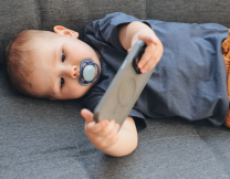 Βρέφη και οθόνες: Είναι τελικά καλή ιδέα; - Τι αποκαλύπτει νέα έρευνα 