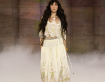 Εβδομάδα Μόδας Παρίσι: Από τον ρομαντισμό της Chloé στον σουρεαλισμό του οίκου Schiaparelli και τη δυστοπία του Rik Owens