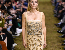 Η Τζίλιαν Άντερσον σε ρόλο μοντέλου – Έκλεισε το show της Miu Miu και εντυπωσίασε