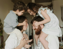 Γιατί η συναισθηματική ασφάλεια είναι το κλειδί για να μεγαλώσουν οι γονείς ευτυχισμένα παιδιά