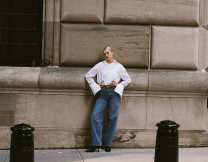 4 λεκέδες που δεν πρέπει να ξεπλύνεις ποτέ με ζεστό νερό κι όμως το κάνεις συνέχεια και καταστρέφεις τα ρούχα σου