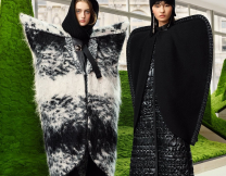 Εβδομάδα Μόδας Παρισιού: Το φουτουριστικό ορεινό τοπίο της Louis Vuitton και η σύγχρονη εκδοχή του cool girl της Miu Miu