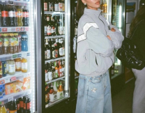 Το απρόσμενο πανωφόρι που κυριαρχεί τώρα έρχεται από τα '80s και είναι ευέλικτο και cool