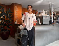 Μπορεί μια ποδοσφαιρική μπλούζα να φορεθεί με στιλ; Ναι και θέλουμε να αντιγράψουμε αυτά τα 10 looks