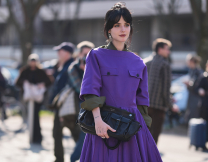 Tο χρώμα που θα αντικαταστήσει το λευκό είναι δυναμικό και πολυτελές – Πώς να το φορέσεις 