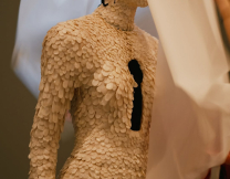 Όταν τέχνη και μόδα συγκρούονται προκύπτει το σουρεαλιστικό διήγημα της Έλσα Σκιαπαρέλι