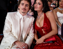 Oscars 2026: Η αμήχανη συνάντηση της Κάιλι Τζένερ με την αδερφή του Τιμοτέ Σαλαμέ - “Φαίνεται τόσο ψεύτικο”