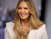 Η Ελ Μακφέρσον ποζάρει στα 62 της με εσώρουχα, χωρίς φίλτρα, και είναι υπέροχη