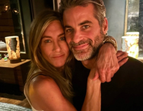 Η Τζένιφερ Άνιστον είναι full in love με τον Τζιμ Κέρτις και δεν έχει λόγο να το κρύψει