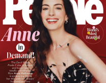 Η Αν Χάθαγουεϊ είναι η ομορφότερη γυναίκα στον κόσμο για το 2026 – και honestly, ποιος διαφωνεί;