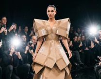 Ο Balenciaga κυκλοφόρησε φόρεμα - χαρτόκουτο; Το shipping box dress που έχει γίνει viral στα social media δεν είναι αυτό που νομίζεις