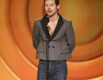 Είναι οι μπαλαρίνες ένα item που μπορούν να φορέσουν οι άνδρες; Ο Χάρι Στάιλς και ο Bad Bunny πάντως τις έχουν βολευτεί