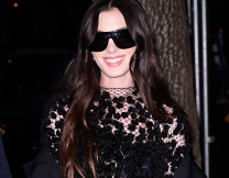 Η Αν Χάθαγουεϊ υιοθέτησε την naked dress αισθητική με ένα φόρεμα όλο μαύρη δαντέλα