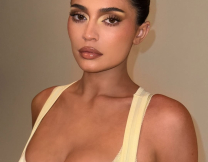 Η Κάιλι Τζένερ φόρεσε (ξανά) το μικροσκοπικό της μπικίνι και μόλις βρήκαμε τη μεγαλύτερη τάση στα μαγιό