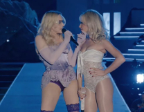 Coachella: Η Σαμπρίνα Κάρπεντερ μοιράστηκε τη σκηνή με τη Μαντόνα και έγραψαν ιστορία