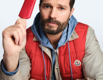 H νέα καμπάνια του οίκου Moncler με πρωταγωνιστή τον Τζέιμι Ντόρναν είναι γεμάτη χρώμα και παιχνιδιάρικη καλοκαιρινή διάθεση