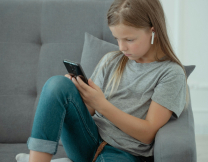 Μπορείς να εξασφαλίσεις ότι το παιδί σου δεν θα κολλήσει στις οθόνες, αν κάνεις αυτό, πριν γίνει τριών