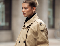 Cropped trench coats: 10 looks για να εμπνευστείς και να φορέσεις το πανωφόρι που κάνει θραύση αυτή την εποχή