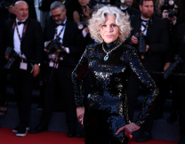 Για πάντα icon: Η Τζέιν Φόντα στα 88 της με λαμπερή Gucci δημιουργία στο κόκκινο χαλί των Καννών