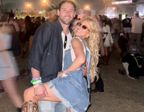 Η Σίντνεϊ Σουίνι είναι full in love! Τα φιλιά, οι αγκαλιές, οι ρομαντικοί χοροί και οι βόλτες στο ηλιοβασίλεμα με τον σύντροφό της