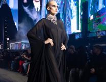 Gucci: Ο Demna παρουσίασε την Cruise συλλογή του στην Time Square, σε μια σχεδόν σουρεαλιστική ατμόσφαιρα