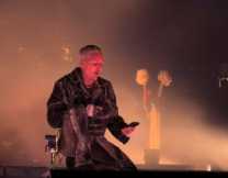 Όλι Σάικς: Ο τραγουδιστής των “Bring Me the Horizon” έπαθε διάσειση, όταν θεατής του πέταξε κινητό στο κεφάλι