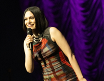Το ηχηρό μήνυμα της Jessie J έναν χρόνο μετά τη μαστεκτομή: “Ελέγξτε το στήθος και τις μασχάλες σας”