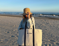 Boat Bag: Η τσάντα των ’90s επιστρέφει και γίνεται το απόλυτο αξεσουάρ της σεζόν