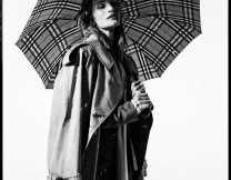 Το Burberry trench μπαίνει στο μουσείο: Η έκθεση - ωδή στα 170 χρόνια ιστορίας του εμβληματικού σχεδίου του οίκου