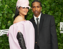 Ο ASAP Rocky πουλά skincare στη Ριάνα και το internet δεν χορταίνει το νέο τους βίντεο