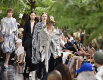  Dior Haute Couture 2026: Ο Τζόναθαν Άντερσον παρουσίασε μία συλλογή – ύμνο στην τέχνη, σαν να βγήκε από παραμύθι