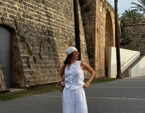 Με τι να φορέσεις το λευκό λινό παντελόνι – 5 looks για το πρωί στο γραφείο και την έξοδο στην πόλη
