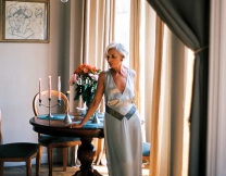 Μίντι φούστα μετά τα 50: Πώς θα τη φορέσεις σαν fashion icon