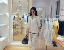 Summer outfits: Το καλύτερο day-to-night shopping αυτό το καλοκαίρι γίνεται μόνο στην Tommy Hilfiger