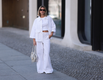 Wide-leg παντελόνι το καλοκαίρι: Πώς να το φορέσεις στη ζέστη χωρίς να το μετανιώσεις