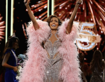 Ιστορική στέψη στα καλλιστεία Miss USA - Η Τζάστους Κέλι έγινε η πρώτη μητέρα και παντρεμένη γυναίκα που κερδίζει τον τίτλο 