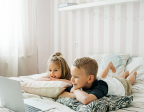 Πόσο screen time είναι πολύ για τα παιδιά; Έρευνα μαρτυρά τις 2 κρισιμότερες ηλικίες 